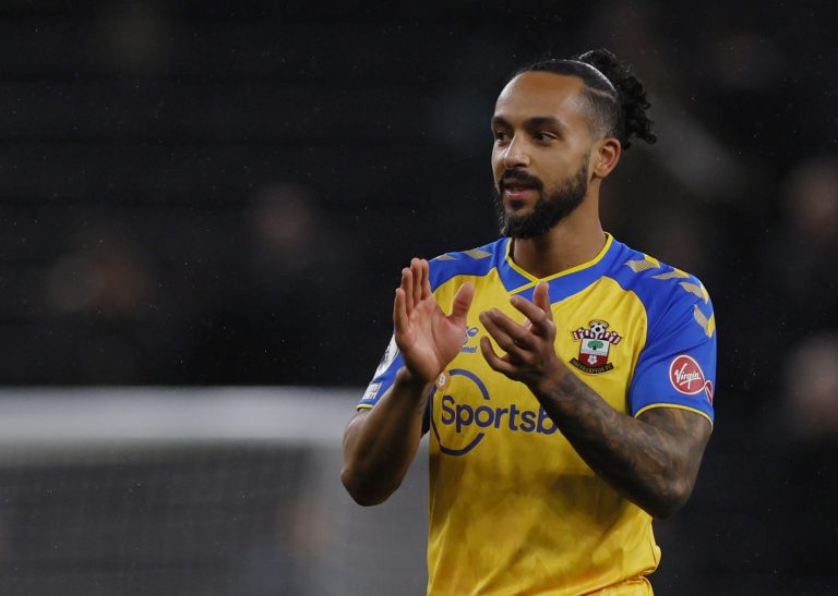 Theo-Walcott-applauds-Southampton-fans