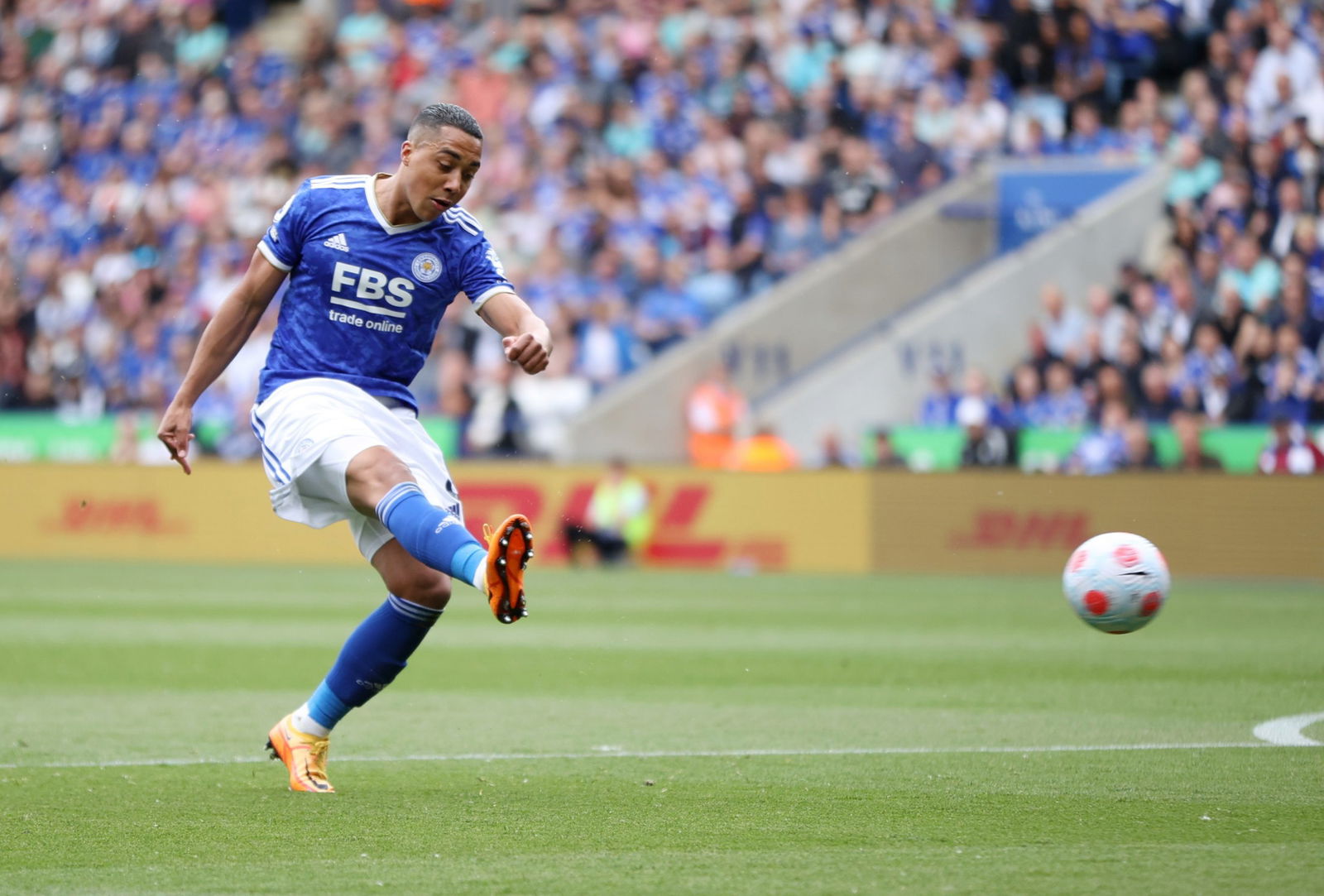 Youri-Tielemans-in-action-for-Leicester-City