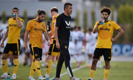 Bruno-Lage-in-talks-with-his-Wolves-players