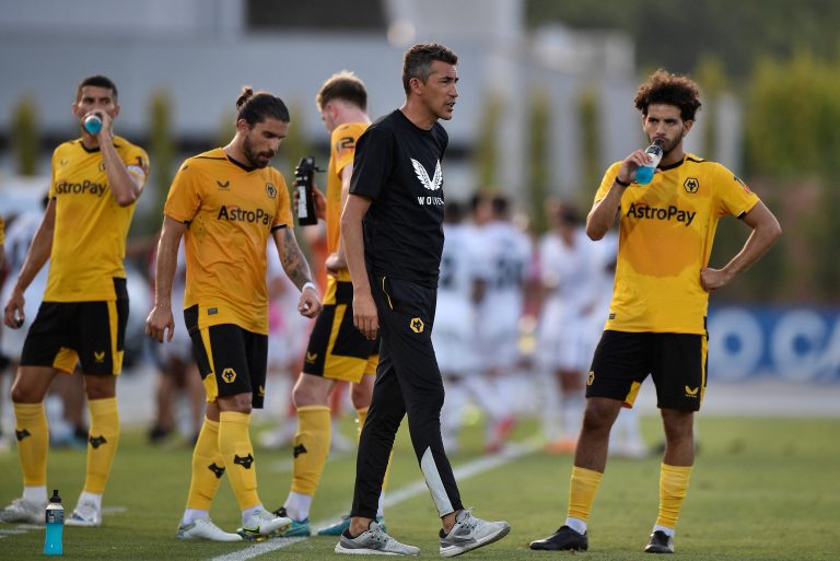 Bruno-Lage-in-talks-with-his-Wolves-players