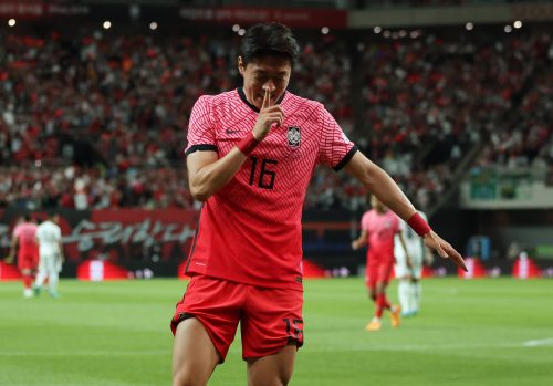 Hwang-Ui-Jo-celebrates-scoring-for-South-Korea