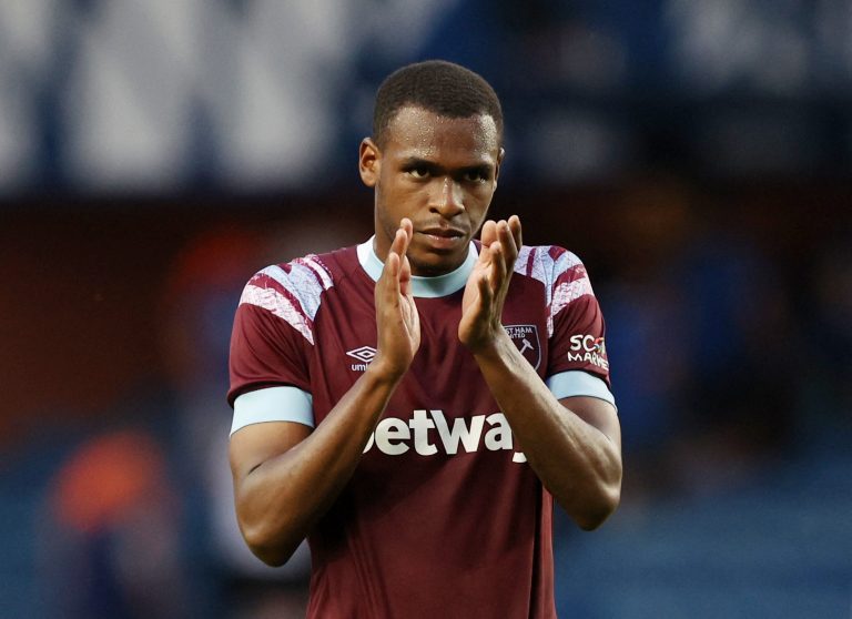 Issa-Diop-applauds-the-West-Ham-fans