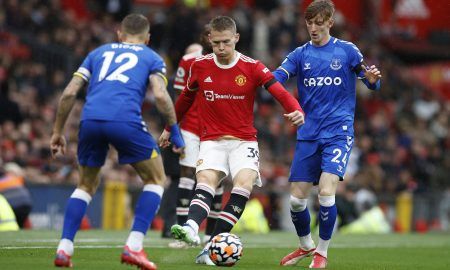 Man Utd's Scott McTominay takes on two Everton players
