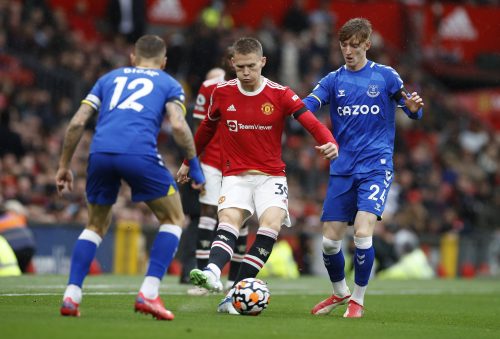 Man Utd's Scott McTominay takes on two Everton players