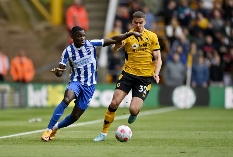 Moises Caicedo battles with Leander Dendoncker