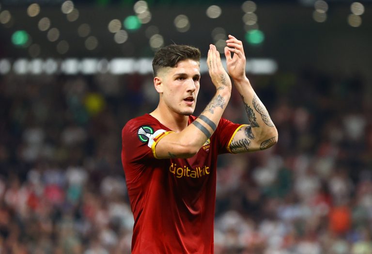 Nicolo-Zaniolo-applauds-AS-Roma-fans