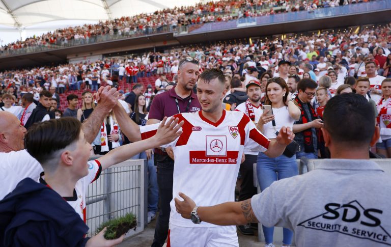 Sasa-Kalajdzic-celebrates-with-Stuttgart-fans