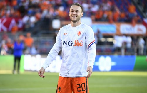 Teun-Koopmeiners-during-a-warm-up-for-the-Netherlands