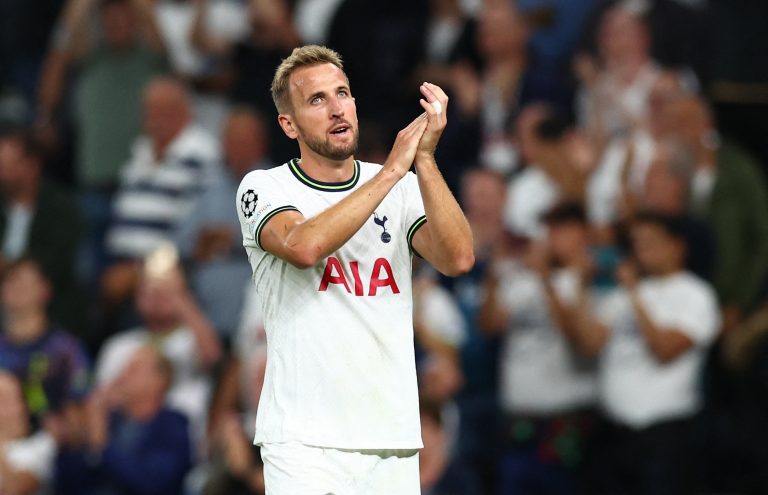 Harry-Kane-applauding-Tottenham-Hotspur-fans