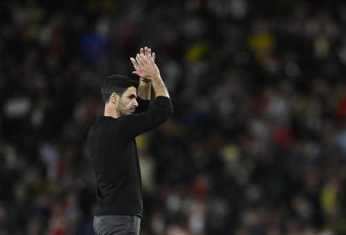 Mikel-Arteta-applauding-the-Arsenal-fans