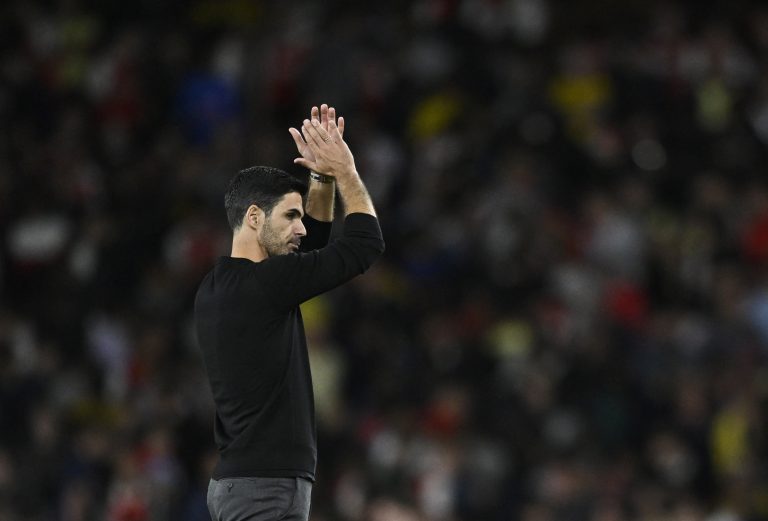 Mikel-Arteta-applauding-the-Arsenal-fans