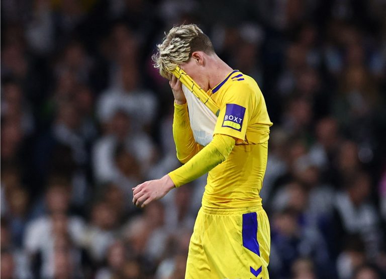 Everton's Anthony Gordon looks dejected