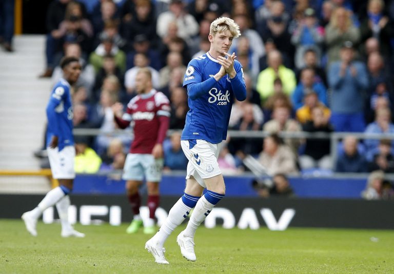 Anthony-Gordon-applauds-the-Everton-fans