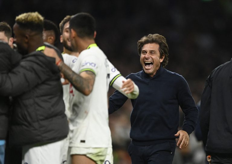 Antonio-Conte-celebrates-for-Tottenham