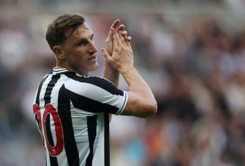 Chris-Wood-applauds-the-Newcastle-fans