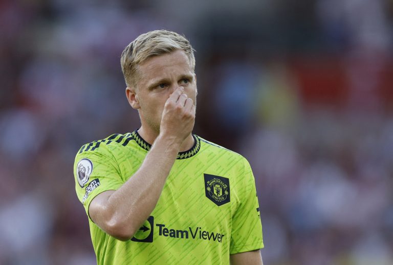 Donny-Van-De-Beek-in-action-for-Manchester-United
