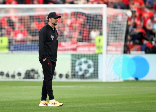 Jurgen-Klopp-watching-the-Liverpool-warm-up