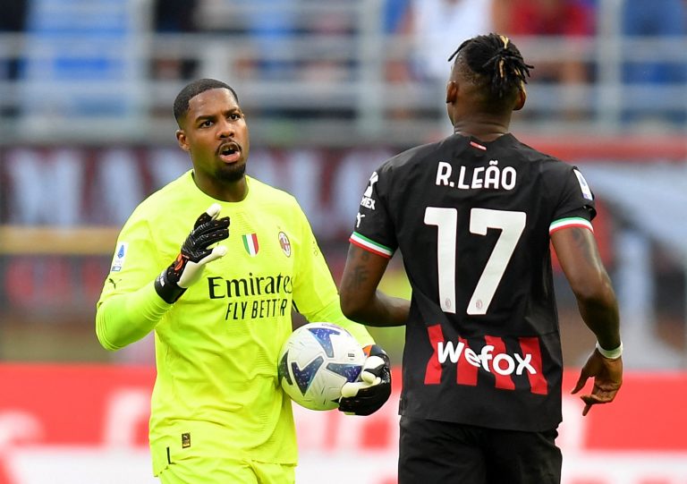 Mike-Maignan-in-action-for-AC-Milan