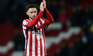 Patrick-Roberts-applauds-the-Sunderland-fans