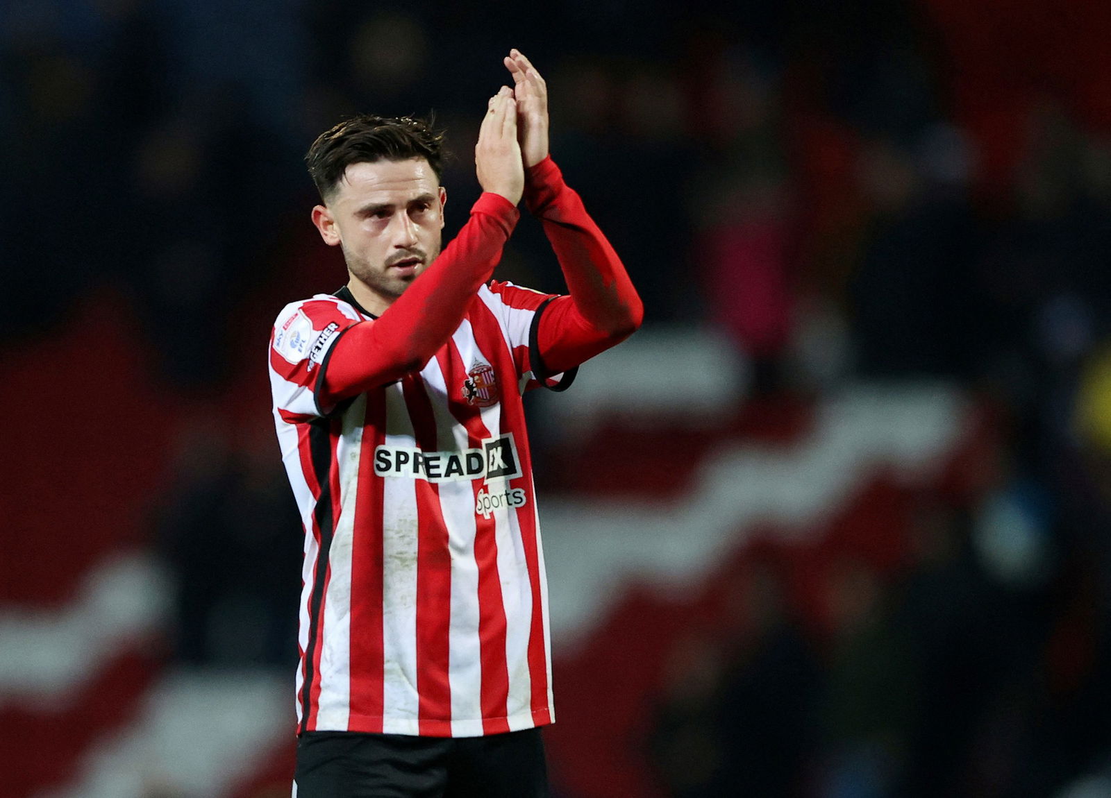 Patrick-Roberts-applauds-the-Sunderland-fans