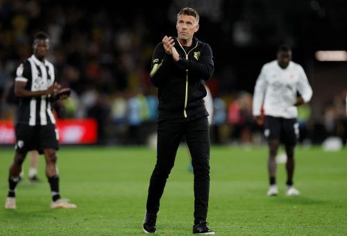 Rob-Edwards-applauds-the-Watford-fans