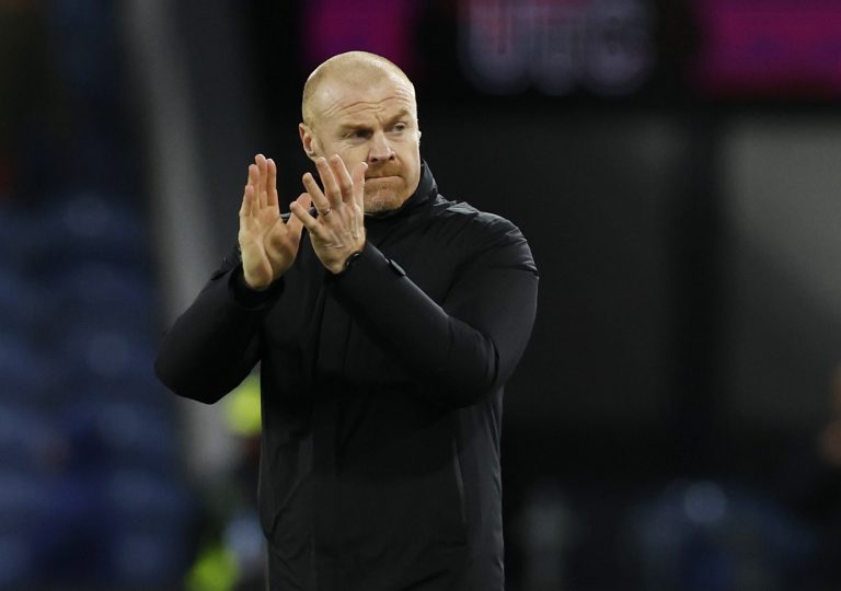 Sean-Dyche-applauds-the-Burnley-fans