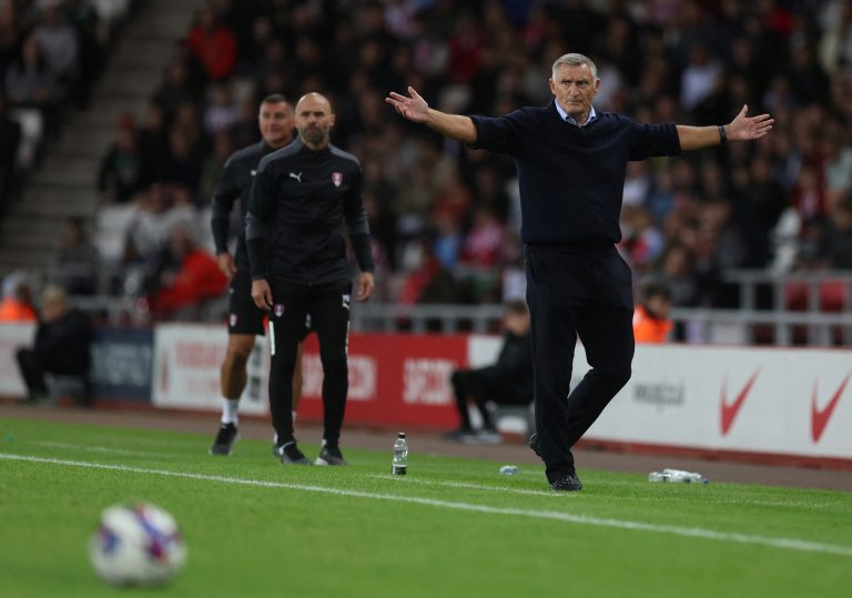 Tony-Mowbray-on-the-sidelines-for-Sunderland