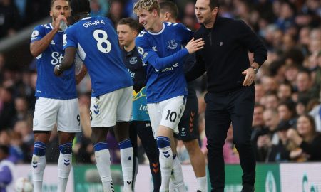 Anthony-Gordon-celebrates-with-Frank-Lampard