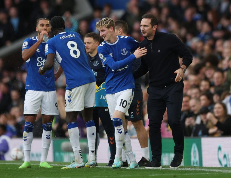 Anthony-Gordon-celebrates-with-Frank-Lampard
