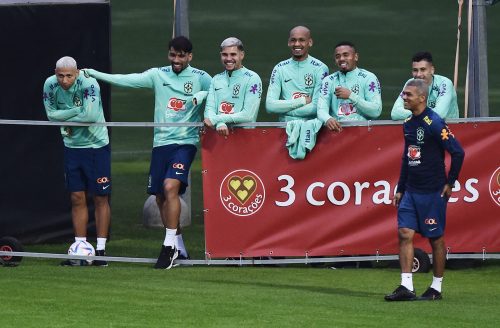 Bruno-Guimaraes-during-World-Cup-training-with-Brazil