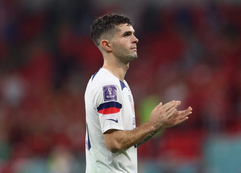 Christian-Pulisic-applauds-the-USA-fans