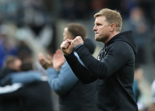Eddie-Howe-applauds-the-Newcastle-fans