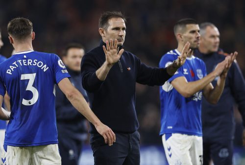 Frank-Lampard-acknowledges-the-Everton-fans