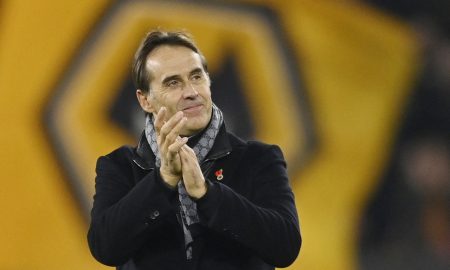 Julen-Lopetegui-applauds-the-Wolves-fans