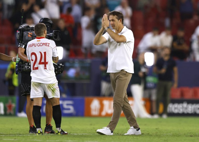 Julen-Lopetegui-applauds-the-Sevilla-fans