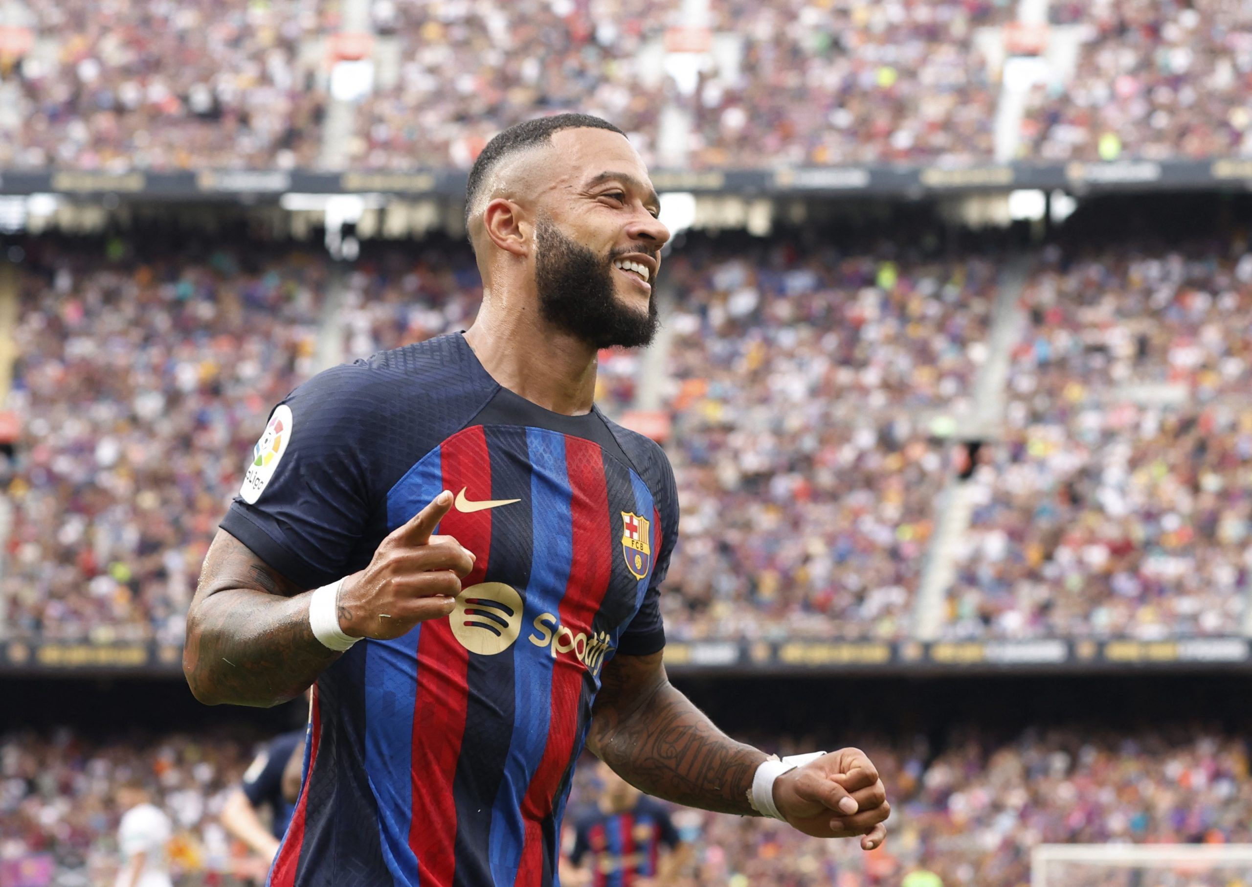 Newcastle make Memphis Depay bid with Barcelona stance clear -Newcastle United News