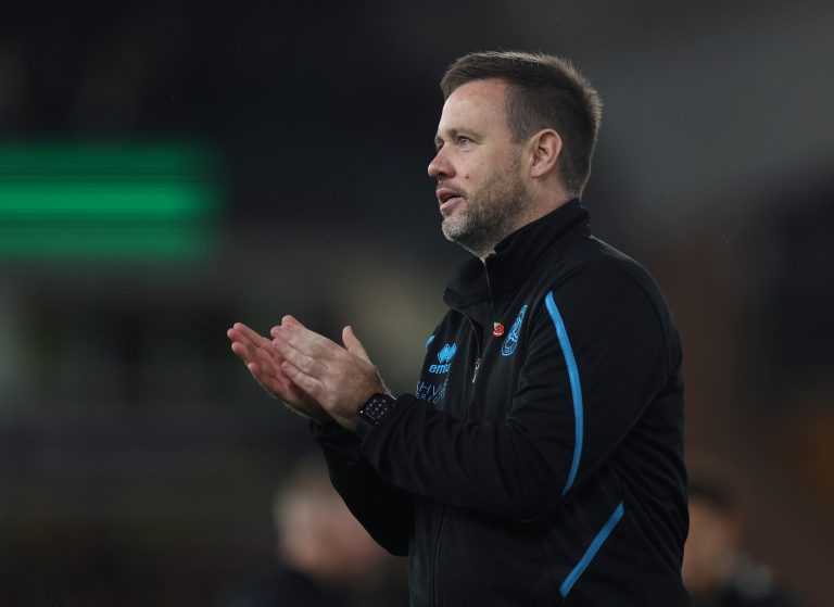 Michael-Beale-applauds-the-QPR-fans