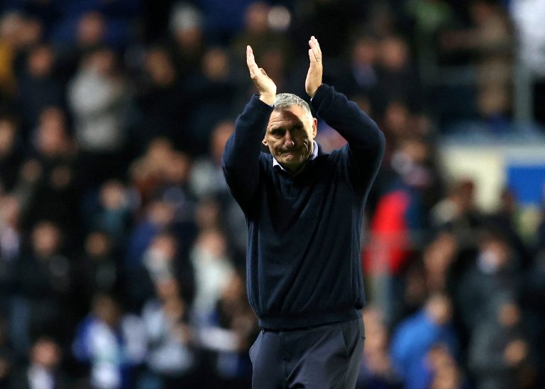 Tony-Mowbray-applauds-the-Sunderland-fans