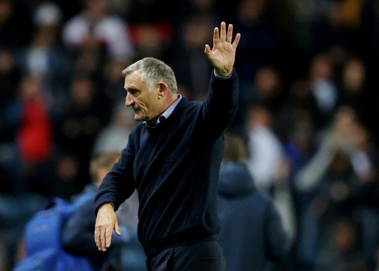 Tony-Mowbray-acknowledges-the-Sunderland-fans