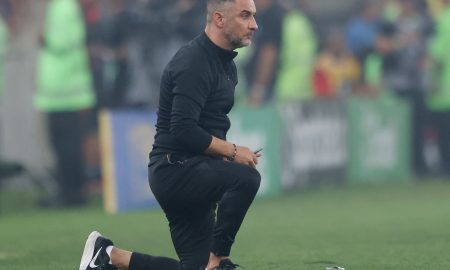 Vitor-Pereira-on-the-sidelines-for-Corinthians