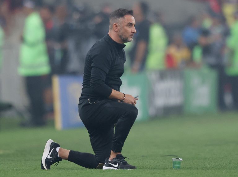 Vitor-Pereira-on-the-sidelines-for-Corinthians