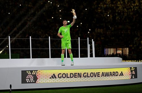 Emiliano-Martinez-collecting-his-golden-glove-award