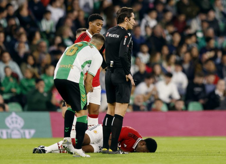Manchester United: Media bemoan Teden Mengi injury news