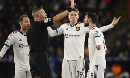 Manchester United's Scott McTominay and Bruno Fernandes remonstrate with referee Robert Jones
