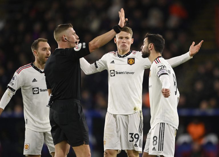 Manchester United's Scott McTominay and Bruno Fernandes remonstrate with referee Robert Jones