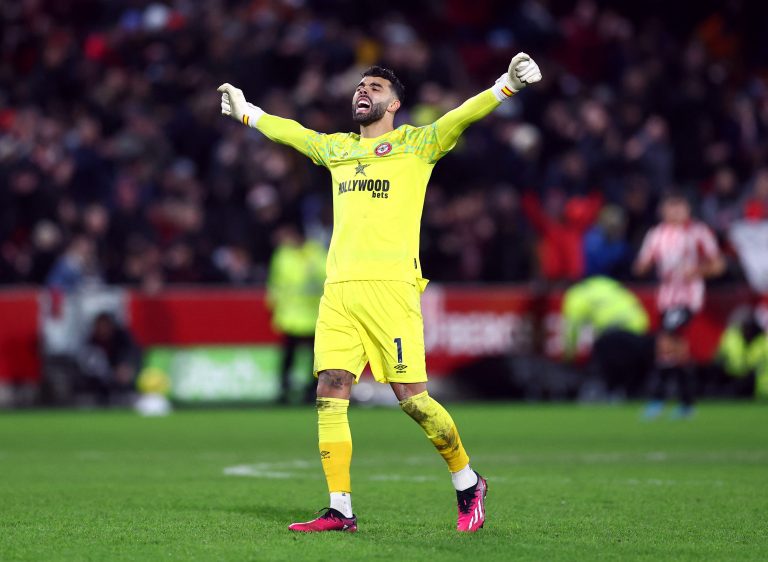 David-Raya-celebrates-for-Brentford