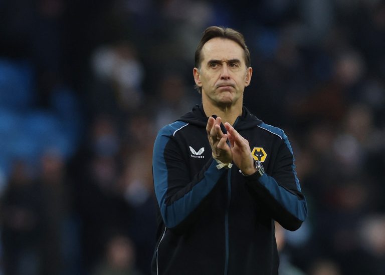 Julen-Lopetegui-applauds-the-Wolves-fans