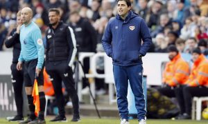 Andoni Iraola on the touchline