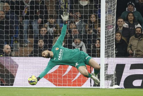 Valencia's Giorgi Mamardashvili in action