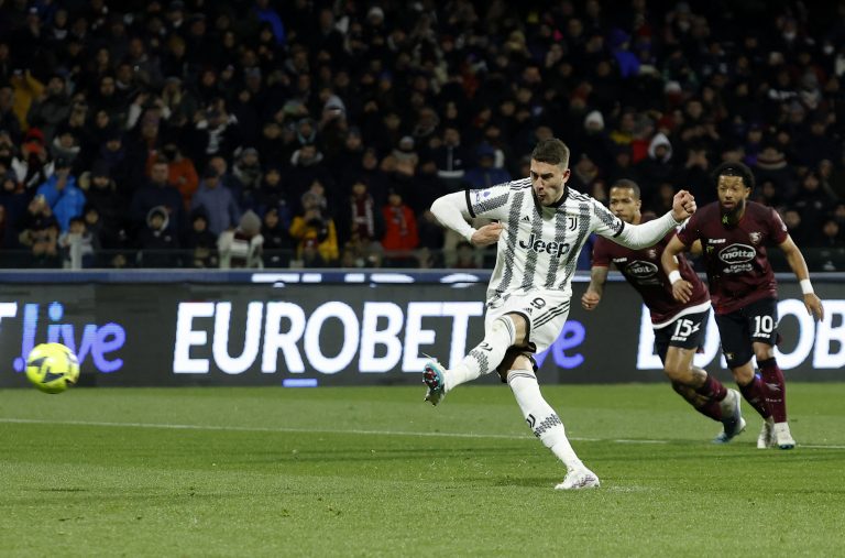 Dusan-Vlahovic-in-action-for-Juventus